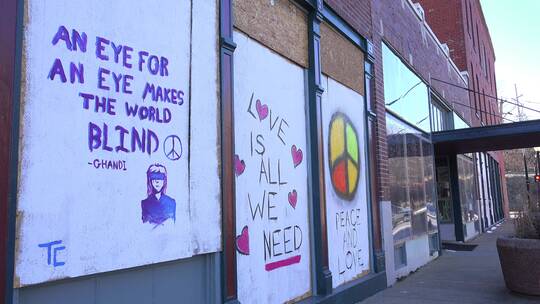 密苏里州弗格森的居民展示了支持他们社区的标志