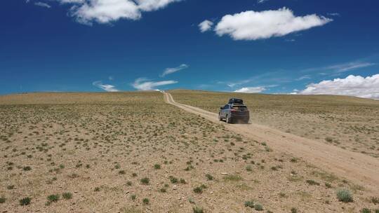 西藏阿里自驾游旅行汽车越野航拍视角