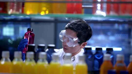 色彩化学实验室染料工作人员专心实验视频素材模板下载
