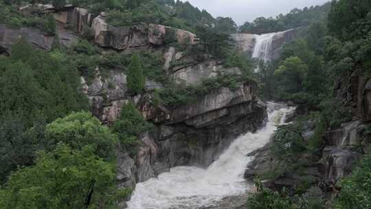 雨后泰山，飞瀑流泉