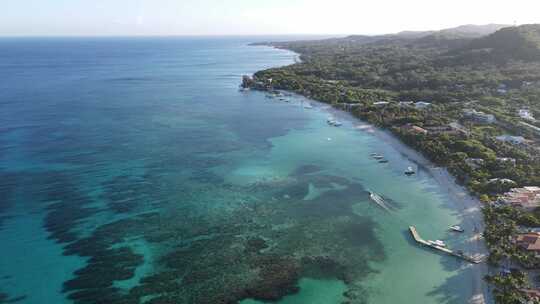 在洪都拉斯湾群岛乘船欣赏珊瑚礁景色