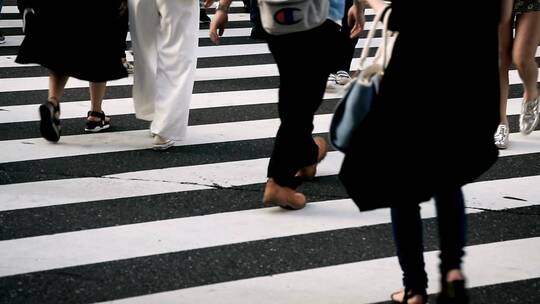 城市行人路人斑马线过马路