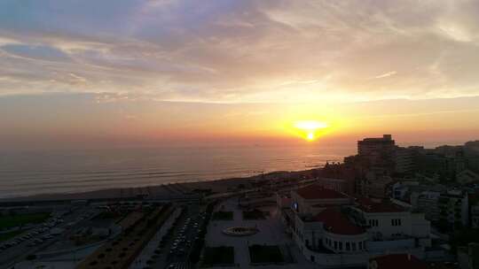 海浪和日落海滩的景色