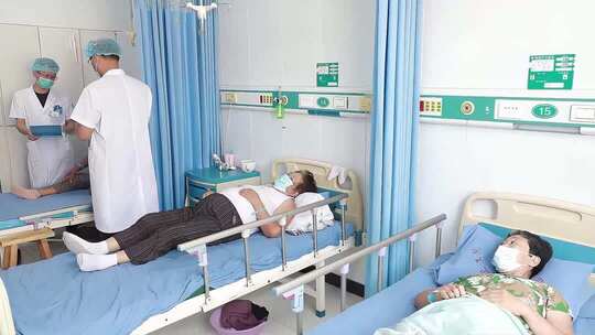 医院医生查看病人素材