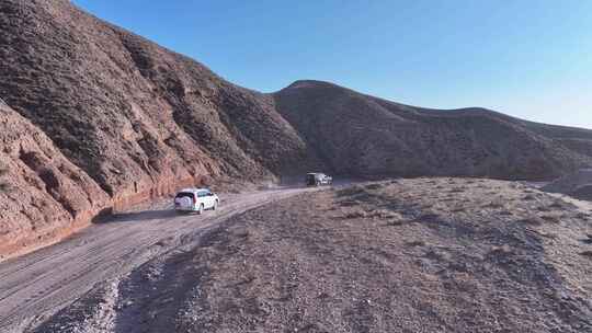 越野车行驶在荒野山路 西北大山