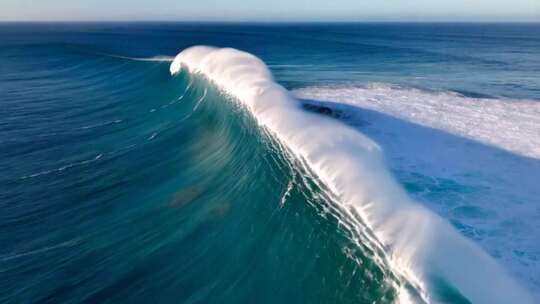 海上巨大海浪俯瞰画面