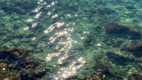 海边海水波光粼粼