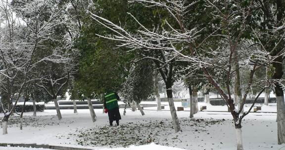 工作人员清理大雪的画面