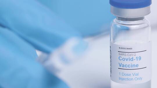 从肺炎疫苗瓶标签到注射器的焦点转移