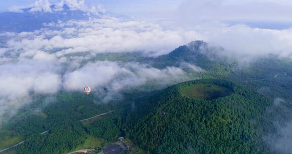 云雾中的腾冲火山地质公园