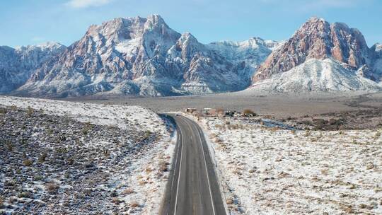 在通往雪山空中的道路上行驶的汽车