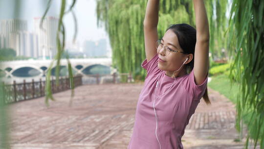 戴运动手表的中国人女性运动前作热身运动