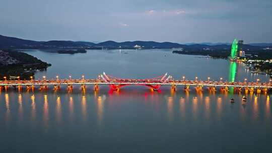 中国江苏无锡蠡湖大桥夜景航拍