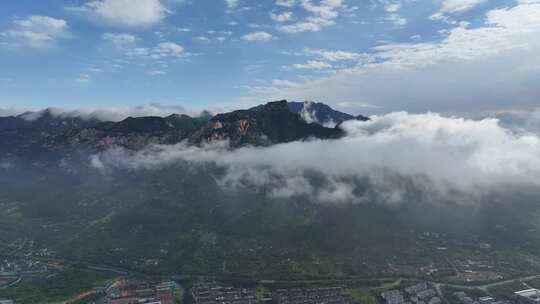 雨后泰山，云雾飘渺