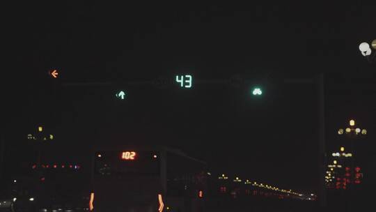 4K夜晚箭头指示交通信号灯红绿灯实拍视频