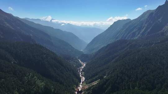 航拍四川甘孜贡嘎山区南门关沟森林河谷风光