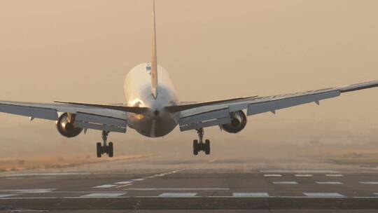 飞机降落低飞航空公司宣传片东航