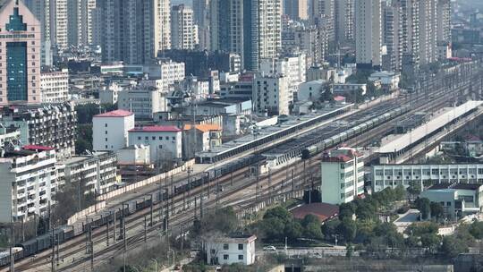 货车火车经过鹰潭城市