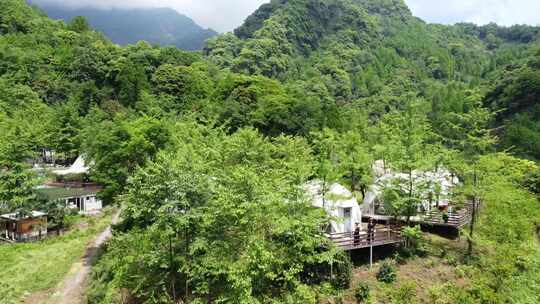 山林中设有平台的特色帐篷建筑