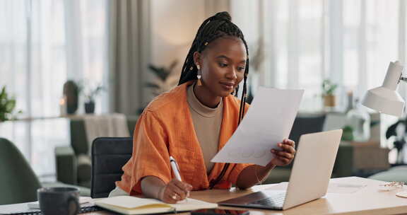 黑人妇女在家庭办公室、文件和笔记本电脑上
