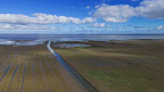 瓦登海滩涂和陆地之间的过渡，空中