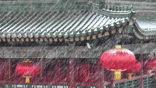 陕西西安市西安钟楼挂着红灯笼在大雪中飘动