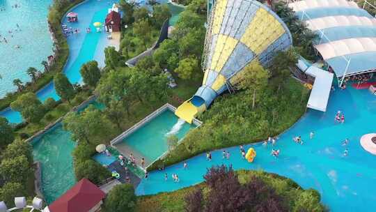 航拍夏天扬州水上乐园游客水上项目