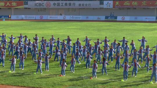 云南德宏芒市体育馆小学生体育表演