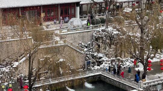 俯拍济南黑虎泉泉水，雪后的济南府