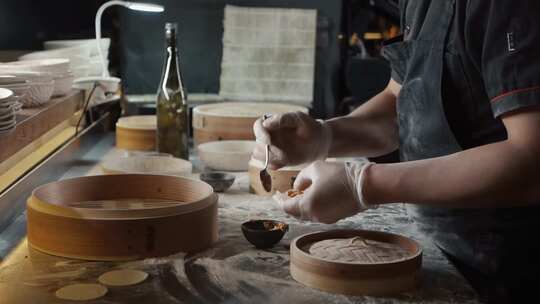 面点师在包饺子