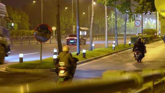 街道非机动车道车流汽车自行车电动车行驶