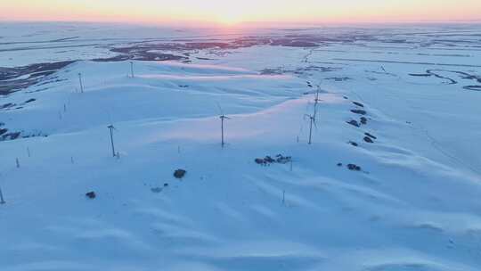 航拍呼伦贝尔冬季落日雪原风力发电清洁能源