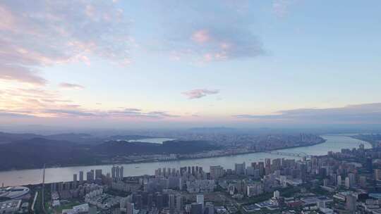 夏天晚霞中的杭州钱塘江两岸城市建筑风景