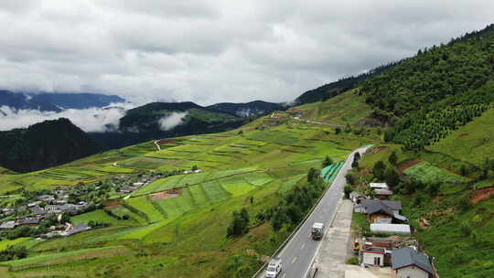 云南松茸航拍空镜半山路梯田顺丰车云层