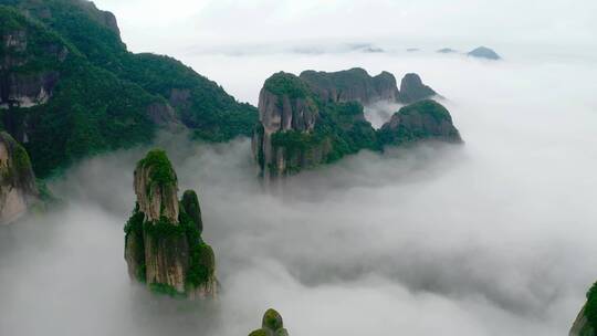 云海中的山峰