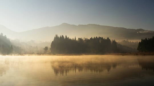 清晨金色的太阳光打在热气腾腾的湖面上