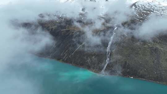 航拍西藏那曲萨普神山云雾缭绕冰湖景观