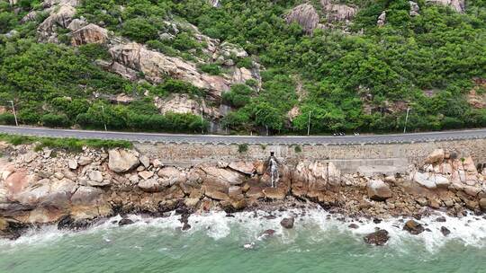 海边唯美公路大海海浪礁石航拍