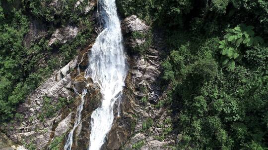 三亚热带雨林壮观的瀑布航拍