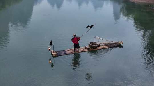 桂林山水如画渔翁倒影美丽的风光