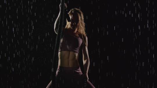 女子在雨中锻炼视频素材模板下载