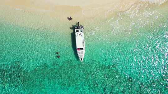热带度假概念。小型旅游船，水上出租车在岛屿之间运送游客。是高清在线视频素材下载