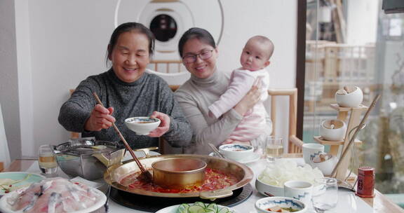 一家人祖孙三代开心吃饭聚餐涮火锅