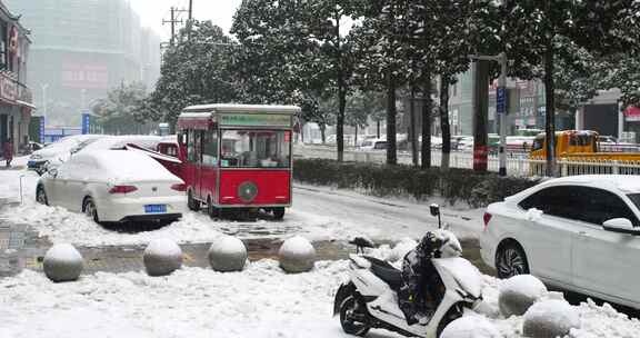 下雪天的街道路面