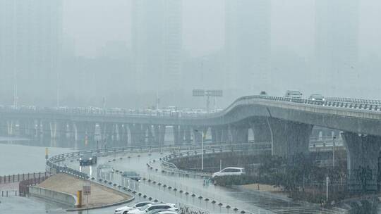 雨雪天气桥梁立交桥高架桥城市交通汽车车流