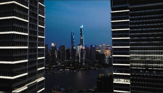 上海外滩夜景大楼间穿梭