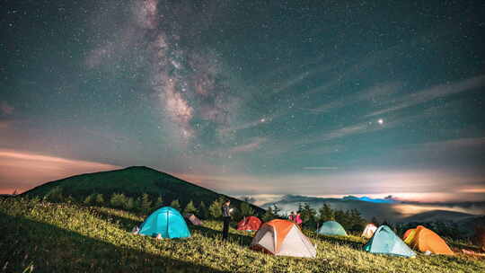 山间草地星空下的露营场景