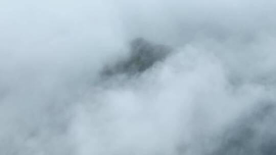 航拍云雾中的梵净山