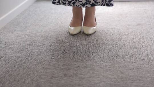 职场女性高跟鞋脚步 (2)