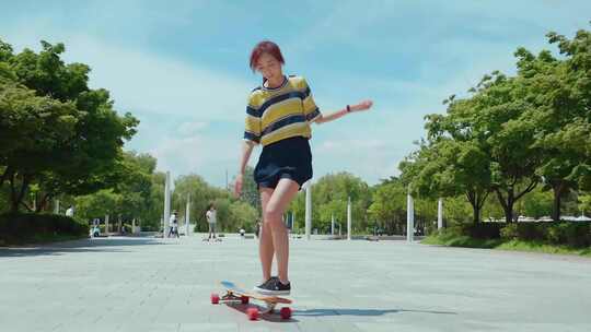 青春活力滑滑板的女孩视频素材模板下载